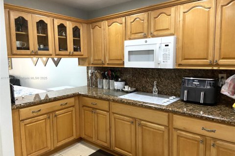 Condo in Hialeah, Florida, 2 bedrooms  № 1868784 - photo 10