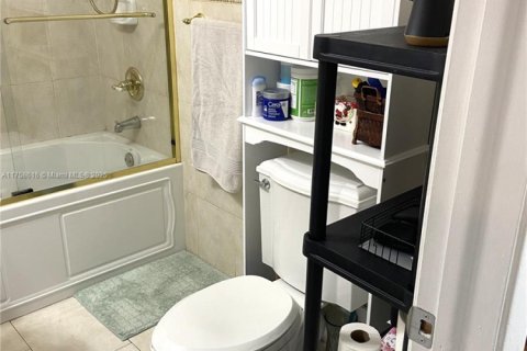 Condo in Hialeah, Florida, 2 bedrooms  № 1868784 - photo 26