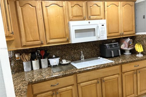 Condo in Hialeah, Florida, 2 bedrooms  № 1868784 - photo 11
