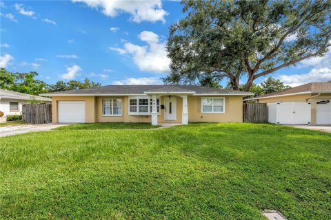 House in Saint Petersburg, Florida 4 bedrooms, 169.45 sq.m. № 1838482 - photo 1