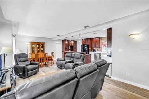 House in Saint Petersburg, Florida 4 bedrooms, 169.45 sq.m. № 1838482 - photo 6