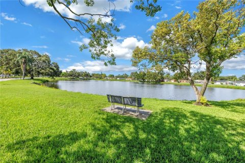 House in Saint Petersburg, Florida 4 bedrooms, 169.45 sq.m. № 1838482 - photo 3