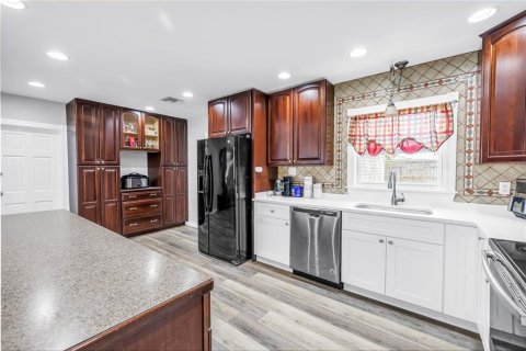 House in Saint Petersburg, Florida 4 bedrooms, 169.45 sq.m. № 1838482 - photo 9