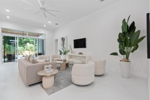 House in Biscayne Park, Florida 4 bedrooms, 290.13 sq.m. № 1875314 - photo 5