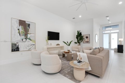 House in Biscayne Park, Florida 4 bedrooms, 290.13 sq.m. № 1875314 - photo 4