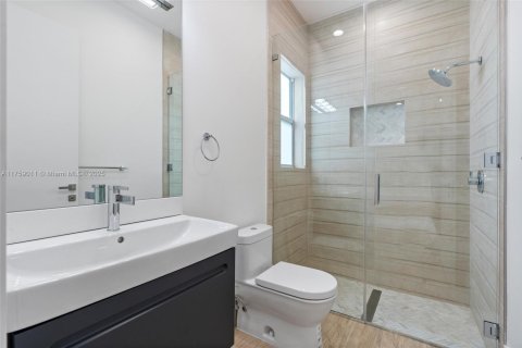 House in Biscayne Park, Florida 4 bedrooms, 290.13 sq.m. № 1875314 - photo 17