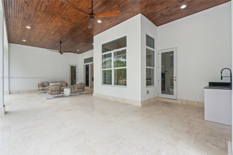 House in Biscayne Park, Florida 4 bedrooms, 290.13 sq.m. № 1875314 - photo 27