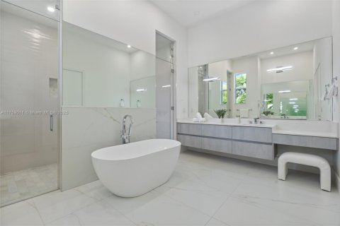 House in Biscayne Park, Florida 4 bedrooms, 290.13 sq.m. № 1875314 - photo 14