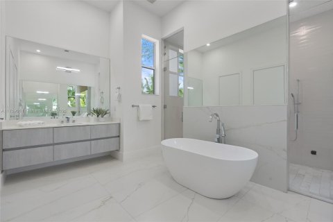 House in Biscayne Park, Florida 4 bedrooms, 290.13 sq.m. № 1875314 - photo 15