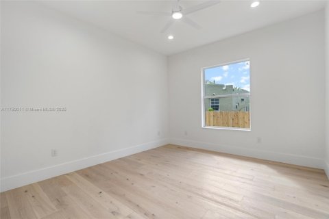 House in Biscayne Park, Florida 4 bedrooms, 290.13 sq.m. № 1875314 - photo 20
