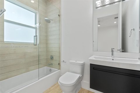 House in Biscayne Park, Florida 4 bedrooms, 290.13 sq.m. № 1875314 - photo 21