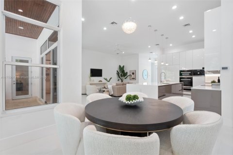 House in Biscayne Park, Florida 4 bedrooms, 290.13 sq.m. № 1875314 - photo 9