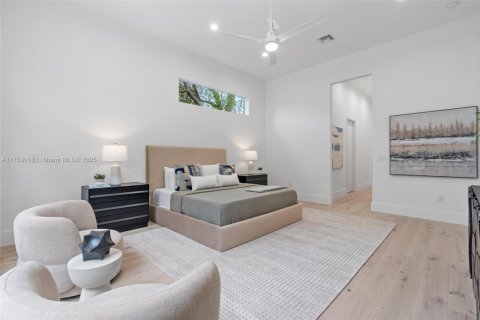 House in Biscayne Park, Florida 4 bedrooms, 290.13 sq.m. № 1875314 - photo 12