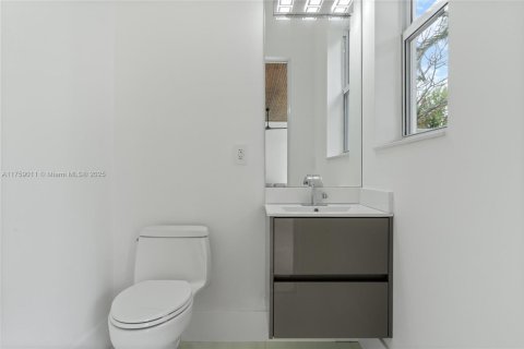 House in Biscayne Park, Florida 4 bedrooms, 290.13 sq.m. № 1875314 - photo 22
