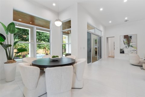 House in Biscayne Park, Florida 4 bedrooms, 290.13 sq.m. № 1875314 - photo 10