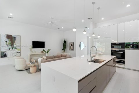 House in Biscayne Park, Florida 4 bedrooms, 290.13 sq.m. № 1875314 - photo 8