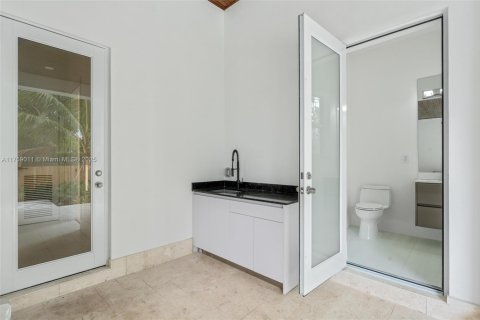 House in Biscayne Park, Florida 4 bedrooms, 290.13 sq.m. № 1875314 - photo 24