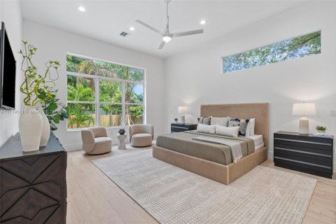 House in Biscayne Park, Florida 4 bedrooms, 290.13 sq.m. № 1875314 - photo 11