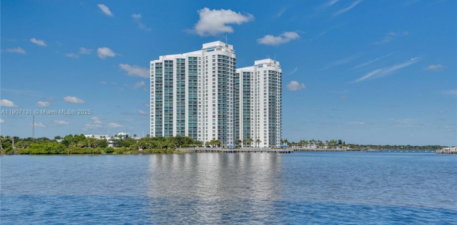 Condo à South Daytona, Floride, 3 chambres  № 1963644