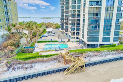 Condominio en venta en Riviera Beach, Florida, 2 dormitorios, 159.88 m2 № 1026201 - foto 1