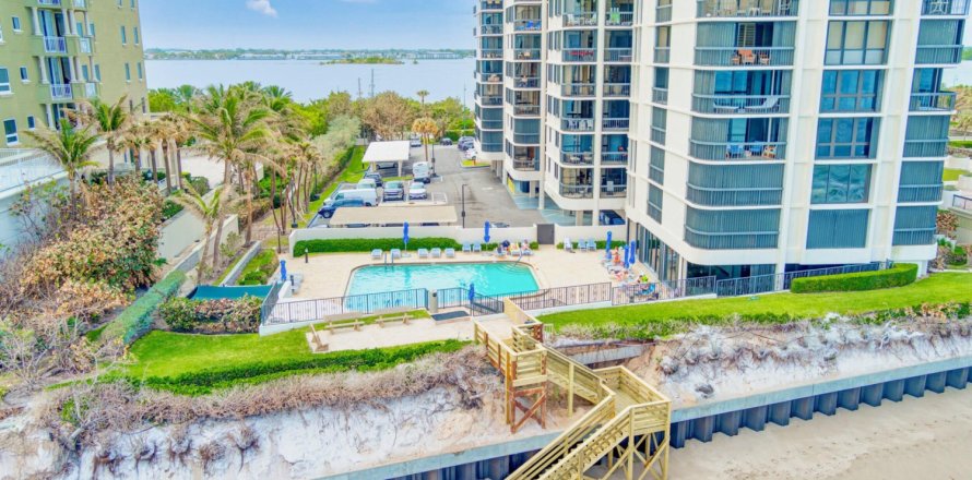 Condominio en Riviera Beach, Florida, 2 dormitorios  № 1026201