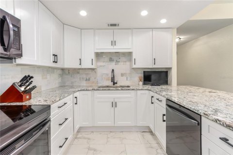 Condo in Belleair, Florida, 2 bedrooms № 2210241 - photo 6