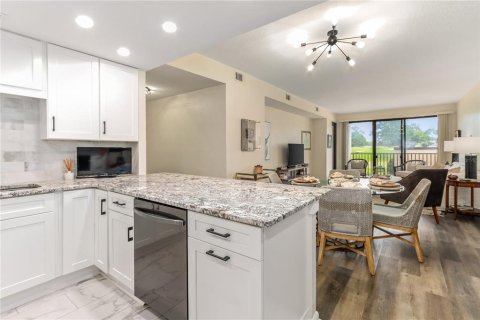 Condo in Belleair, Florida, 2 bedrooms № 2210241 - photo 5