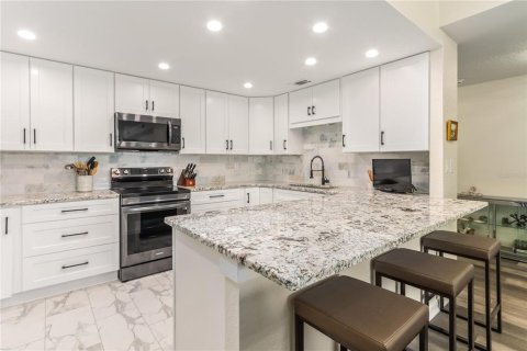 Condo in Belleair, Florida, 2 bedrooms № 2210241 - photo 4