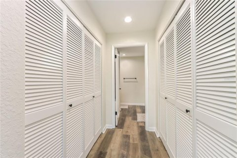 Condo in Belleair, Florida, 2 bedrooms № 2210241 - photo 19