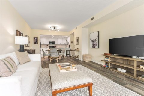 Condo in Belleair, Florida, 2 bedrooms № 2210241 - photo 15