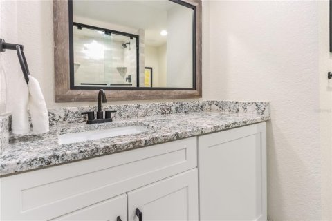 Condo in Belleair, Florida, 2 bedrooms № 2210241 - photo 25