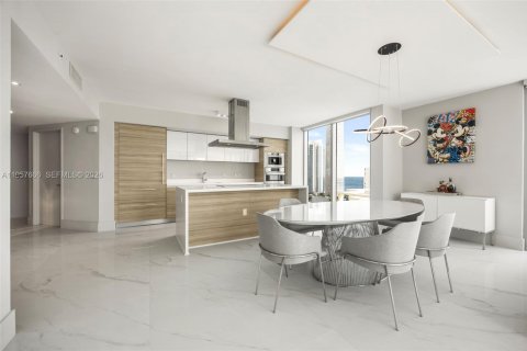 Condo in Sunny Isles Beach, Florida, 3 bedrooms  № 2011353 - photo 9