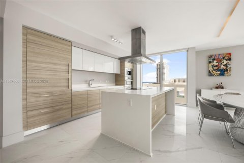 Condo in Sunny Isles Beach, Florida, 3 bedrooms  № 2011353 - photo 14