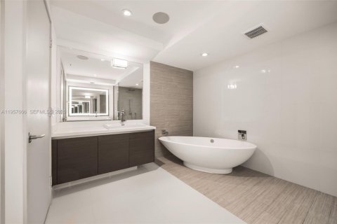 Condo in Sunny Isles Beach, Florida, 3 bedrooms  № 2011353 - photo 17