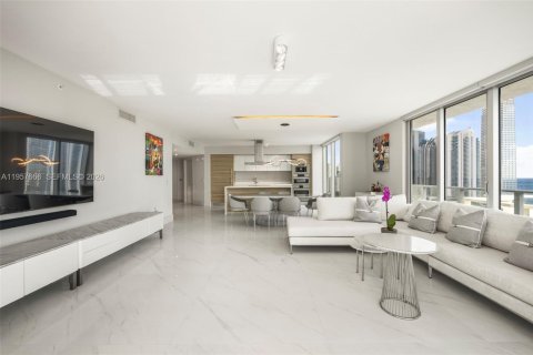 Condo in Sunny Isles Beach, Florida, 3 bedrooms  № 2011353 - photo 3