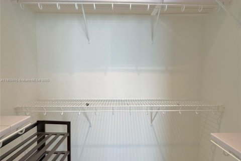 Condominio en alquiler en Miami, Florida, 1 dormitorio, 69.86 m2 № 1954398 - foto 11