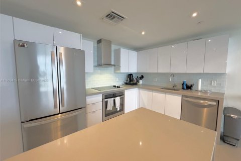 Condominio en alquiler en Miami, Florida, 1 dormitorio, 69.86 m2 № 1954398 - foto 3