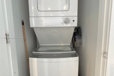 Condominio en alquiler en Miami, Florida, 1 dormitorio, 69.86 m2 № 1954398 - foto 8