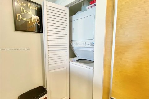 Copropriété à louer à Hallandale Beach, Floride: 1 chambre, 75.34 m2 № 1966553 - photo 7