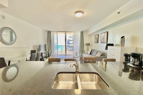 Copropriété à louer à Hallandale Beach, Floride: 1 chambre, 75.34 m2 № 1966553 - photo 4