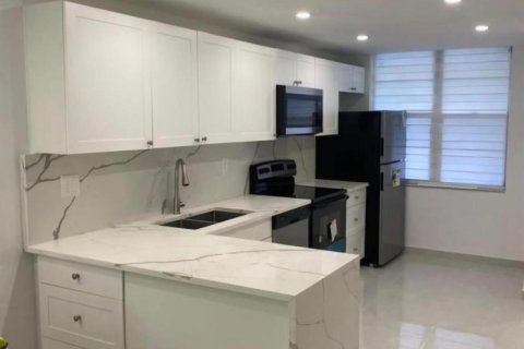 Copropriété à louer à Lauderdale Lakes, Floride: 2 chambres, 89.19 m2 № 2414610 - photo 2