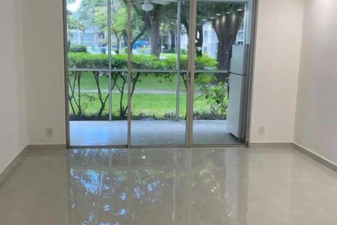 Copropriété à louer à Lauderdale Lakes, Floride: 2 chambres, 89.19 m2 № 2414610 - photo 4