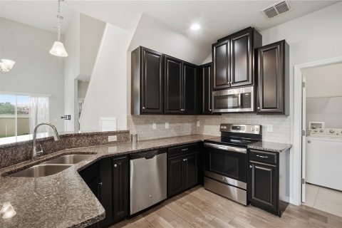 Touwnhouse à louer à Brandon, Floride: 3 chambres, 172.8 m2 № 2436783 - photo 5