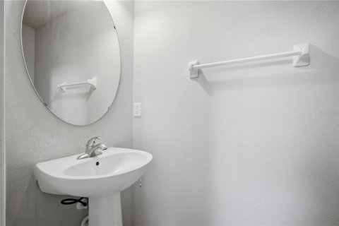 Touwnhouse à louer à Brandon, Floride: 3 chambres, 172.8 m2 № 2436783 - photo 14