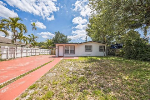 Casa en venta en Hollywood, Florida, 3 dormitorios, 126.81 m2 № 1641181 - foto 1