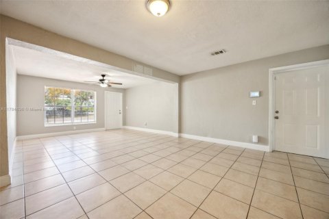 Casa en venta en Hollywood, Florida, 3 dormitorios, 126.81 m2 № 1641181 - foto 2
