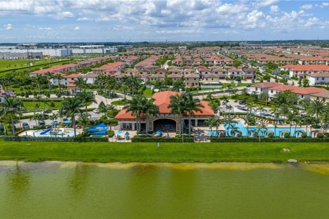 Adosado en venta en Hialeah, Florida, 3 dormitorios, 131.18 m2 № 1935740 - foto 25