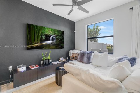 Adosado en venta en Hialeah, Florida, 3 dormitorios, 131.18 m2 № 1935740 - foto 2