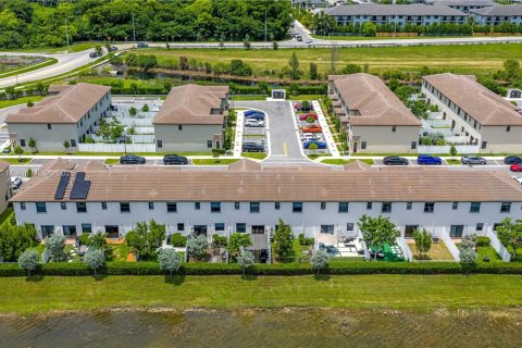Adosado en venta en Hialeah, Florida, 3 dormitorios, 131.18 m2 № 1935740 - foto 26
