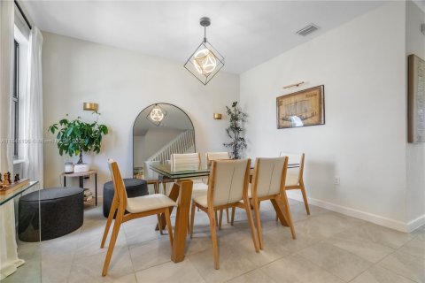 Adosado en venta en Hialeah, Florida, 3 dormitorios, 131.18 m2 № 1935740 - foto 5